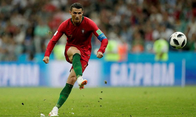 Khi Cristiano Ronaldo sút bóng, anh ta thường tạo ra một lực đẩy mạnh