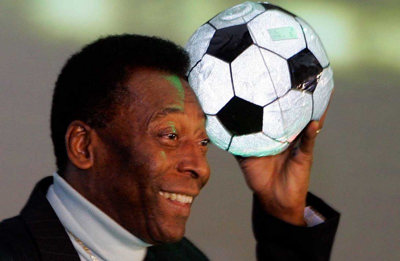 Pele luôn được khán giả yêu mến gọi là vua sân cỏ