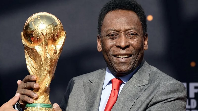 Pelé, tên thật là Edson Arantes do Nascimento, là một cựu cầu thủ bóng đá