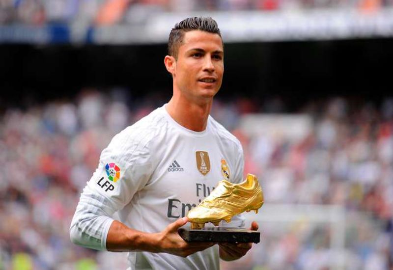 Cầu thủ Cristiano Ronaldo sở hữu 4 chiếc giày vàng cao quý